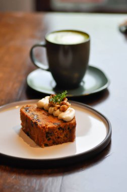 Cevizli ve kremalı havuçlu kek, cevizli kek ve yeşil çay veya servis için kibrit yeşil çay.