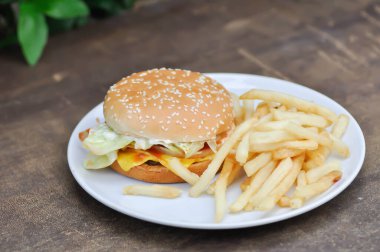 Hamburger veya domuz burger veya sığır burger, çörek ve patates kızartması veya peynirli burger.