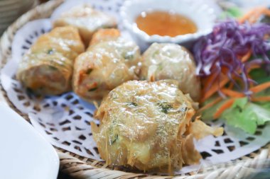 Kızarmış yengeç köftesi, kızarmış yengeç köftesi ya da Hoi Jo veya yengeç eti ve sosuyla sarılmış kızarmış fasulye derisi.