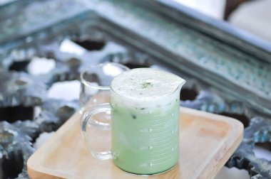 yeşil çay, süt yeşil çay ya da buzlu kibrit latte ve süt şamandırası