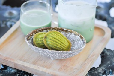 Madeleine, Madeleine veya Fransız ekmeği veya yeşil çay Madeleine ve yeşil çay veya sütlü yeşil çay