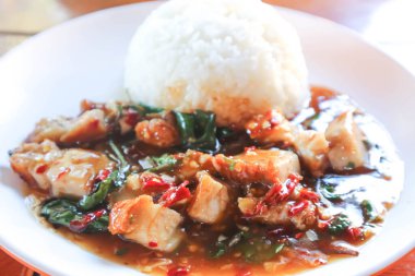 Fesleğen ve pilavla domuz kızartması ya da kızarmış domuz eti.