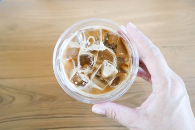 Buzlu kahve, buzlu latte kahve ya da buzlu kapuçino kahve ya da buzlu mocha kahve.