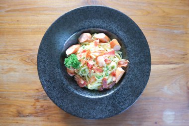 Pastırma ve sosisli spagetti, makarna veya makarna.