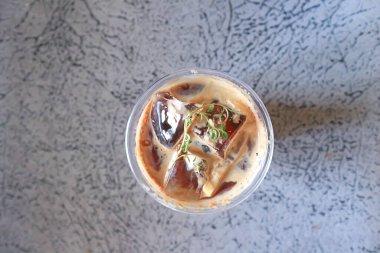 meyve suyu, portakal suyu ve espresso veya sade portakallı kahve veya meyve kahvesi.