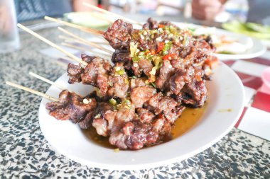 Barbekü sığır eti ya da ızgara et, soslu sığır eti.