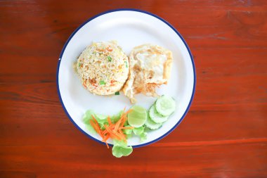 Kızarmış pilav ya da kızarmış pilav ile yumurta ve sebze.