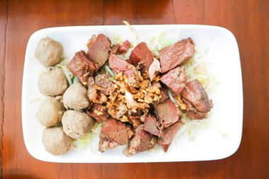 Haşlanmış biftek ve haşlanmış sebzeli köfte.