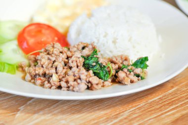 Kutsal fesleğenle domuz kızartması ve yumurta, sahanda yumurta veya Tayland yemeği.