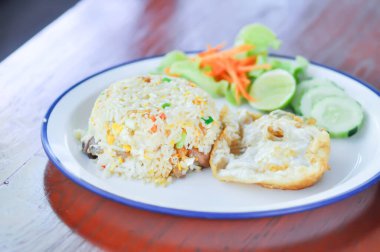 Kızarmış pilav ya da kızarmış pilav ile yumurta ya da kızarmış yumurta.