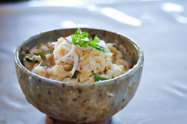 Kızarmış pilav ya da yumurta ve sebzeli kızarmış pilav küçük kâse ya da Çin yemeği ya da Tayland yemeği.