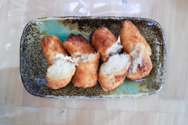 Kızarmış yengeç köftesi, kızarmış yengeç köftesi ya da yengeç etiyle sarılmış fasulye kabuğu veya yengeç sosisi.