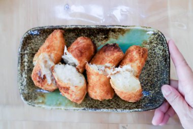 Kızarmış yengeç köftesi, kızarmış yengeç köftesi ya da yengeç etiyle sarılmış fasulye kabuğu veya yengeç sosisi.