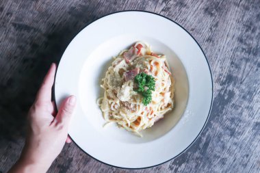 spagetti, makarna ya da spagetti carbonara ya da carbonara soslu makarna.