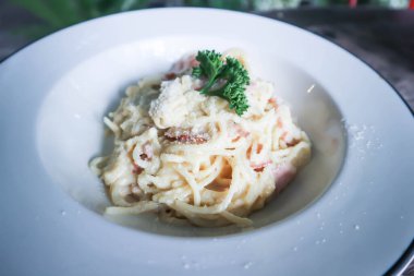 spagetti, makarna ya da spagetti carbonara ya da carbonara soslu makarna.