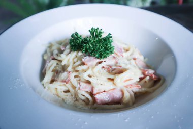 spagetti, makarna ya da spagetti carbonara ya da carbonara soslu makarna.