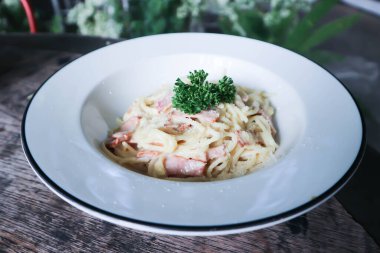 spagetti, makarna ya da spagetti carbonara ya da carbonara soslu makarna.