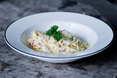 spagetti, makarna ya da spagetti carbonara ya da carbonara soslu makarna.