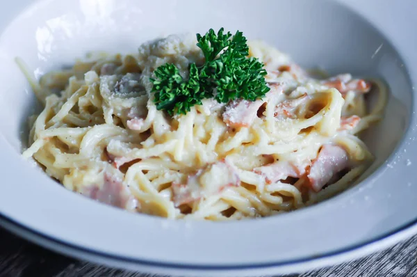 spagetti, makarna ya da spagetti carbonara ya da carbonara soslu makarna.