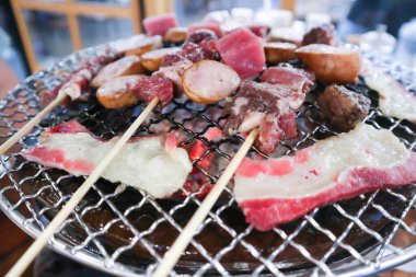 Izgarada ya da ızgarada ya da kızartma makinesinde ızgara biftek.