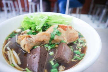 Erişte, Çin eriştesi ya da tavuklu erişte.