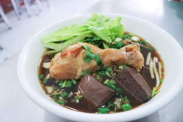 Erişte, Çin eriştesi ya da tavuklu erişte.