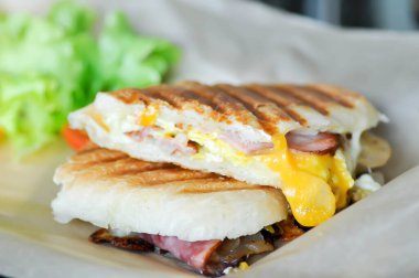 Panini, İtalyan sandviçi ve salata veya gazetede jambonlu peynirli sandviç.