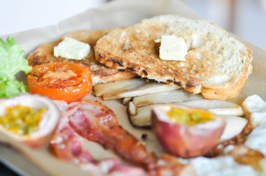 Pastırmalı tost, kızarmış yumurta ve marul ya da pastırmalı yumurta ve mantarlı ya da kahvaltılı.