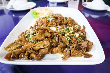 Domuz güveci, haşlanmış domuz eti ya da taze jambon ya da domuz buğulama ya da domuz eti.