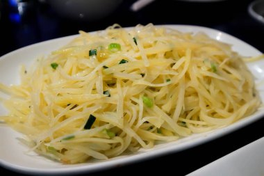 Kızarmış patatesleri karıştır, kızartma patatesleri karıştır ya da Çin usulü kızarmış patatesleri karıştır ya da servis için Tudou Si