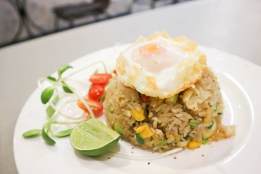 Kızarmış pilav, kızarmış pilav ya da kızarmış pilav yanında yumurta ya da servis için kızarmış yumurta.