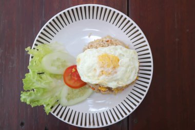 Kızarmış pilav ya da kızarmış pilav ile yumurta ve sebze.