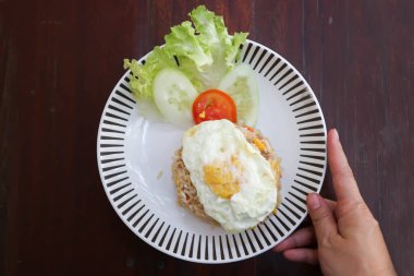 Kızarmış pilav ya da kızarmış pilav ile yumurta.