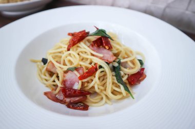 pastırmalı spagetti, spagetti veya baharatlı spagetti veya makarna veya baharatlı makarna.