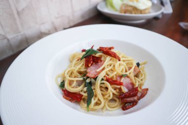 pastırmalı spagetti, spagetti veya baharatlı spagetti veya makarna veya baharatlı makarna.