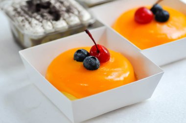 vişneli ve yaban mersinli turta veya meyveli pasta veya jöleli kek veya aynalı kek.