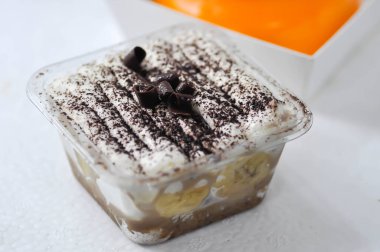 Banoffee ya da banoffee turtası, beyaz arka planda banoffee keki