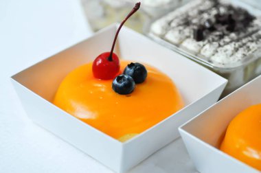 vişneli ve yaban mersinli turta veya meyveli pasta veya jöleli kek veya aynalı kek.