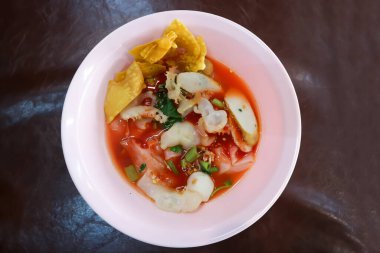 Balık köfteli erişte, denizanası ve kızarmış wonton.