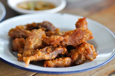 kızartılmış domuz eti, domuz eti ya da domuz kızartması.