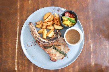 Domuz pirzolası ya da kızarmış domuz, patates kızartması ve salata.