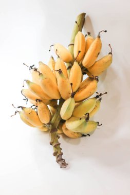 muz, muz kümesi ya da olgun muz ya da beyaz arka planda bir demet muz