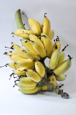 muz, muz kümesi ya da olgun muz ya da beyaz arka planda bir demet muz