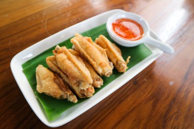 Tavuk kanadı ya da kızarmış tavuk, kızarmış tavuk ve sos.