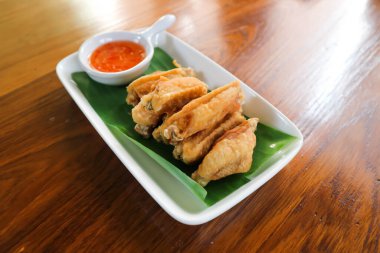 Tavuk kanadı ya da kızarmış tavuk, kızarmış tavuk ve sos.