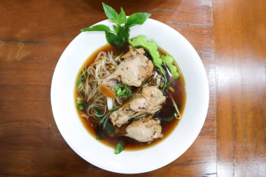 Çin eriştesi veya tavuklu erişte.