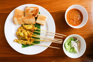 Kızarmış ekmek ve soslu domuz eti, satay.