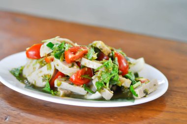 Sosis salatası, baharatlı salata ya da Tayland baharatlı salatası veya Tayland sosis salatası.