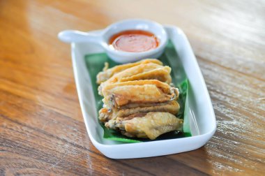 Tavuk kanadı ya da kızarmış tavuk, kızarmış tavuk ve acı sos.