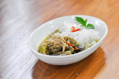 yeşil köri, vermicelli ya da tavuk körili ya da tavuk körili çorba ve vermicelli ya da tavuk çorbası ya da Tayland eriştesi